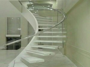 اجرای شیشه خم در پله