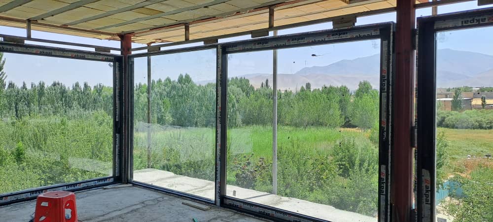 مقایسه کامل نمای کرتین وال و نمای فریم لس؛ تفاوت‌ها، مزایا و کاربردها