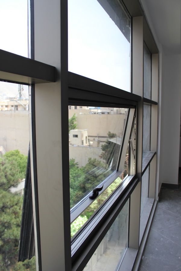 کرتین وال شیشه‌ای مدرن ساختمان