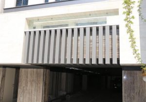 اجرای لوور آلومینیومی در نمای مدرن