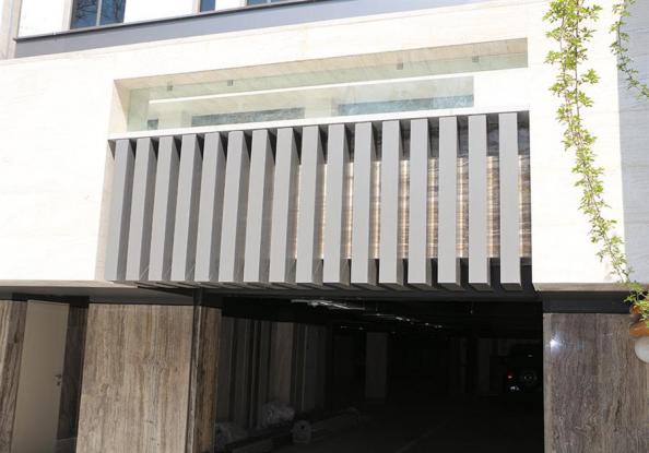 اجرای لوور آلومینیومی در نمای مدرن