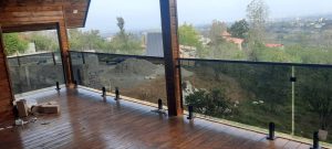 استانداردهای نصب هندریل شیشه‌ای