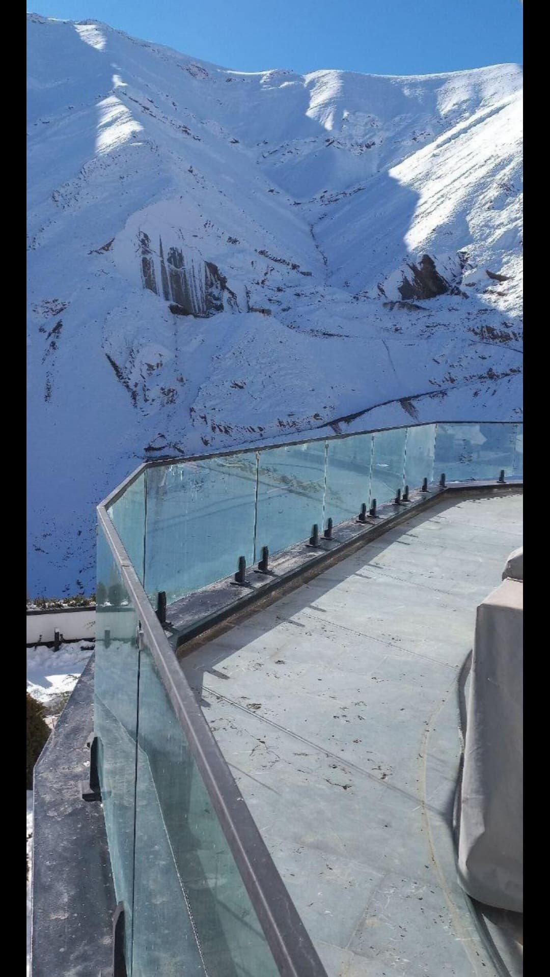 هندریل شیشه‌ای مدرن ساختمانی